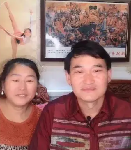 闲不住？大衣哥与老婆罕见合体直播，畅谈丰收