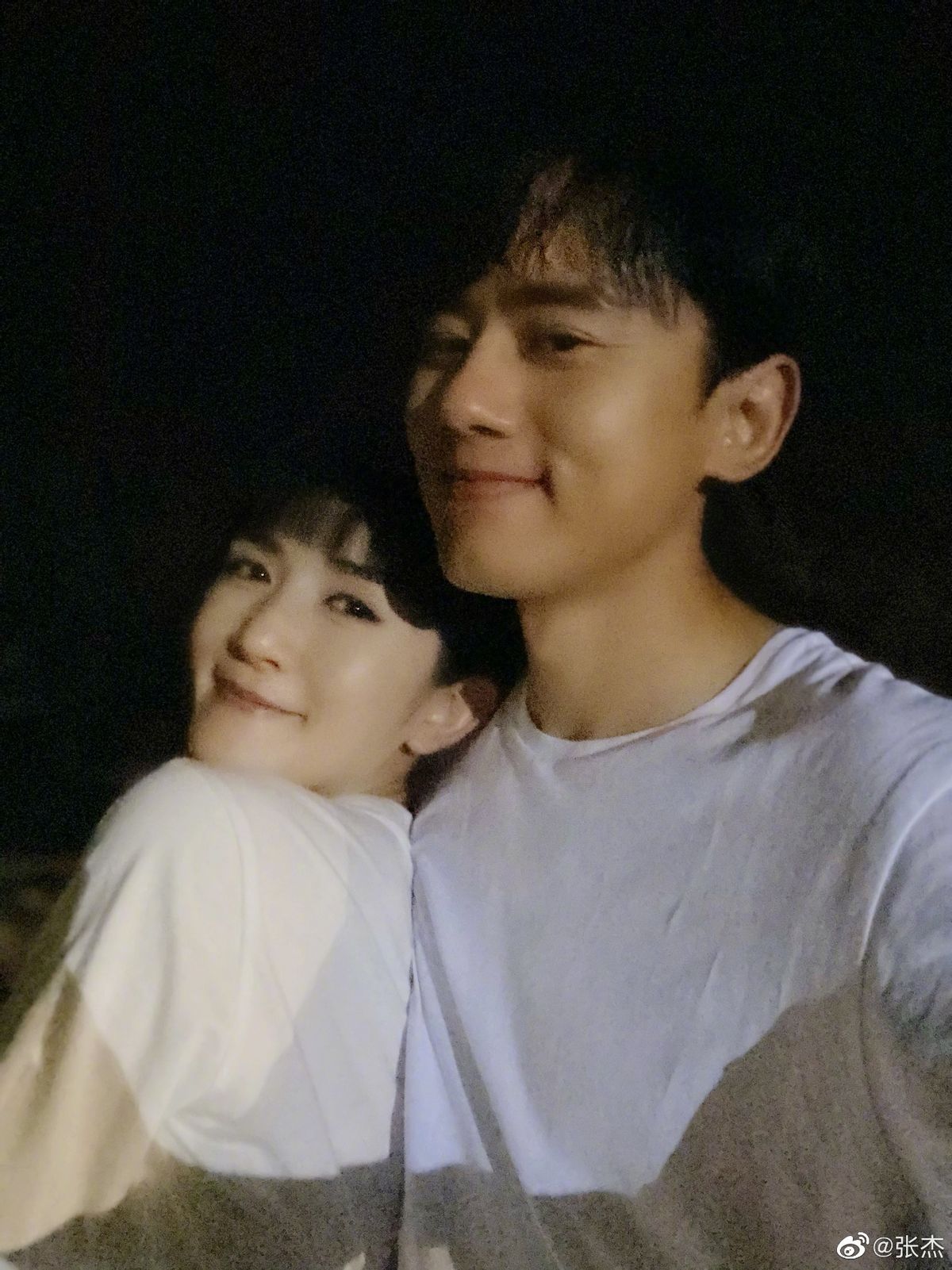 张杰庆祝结婚10周年，谢娜皮肤吹弹可破，身材消瘦疑似已生产完？