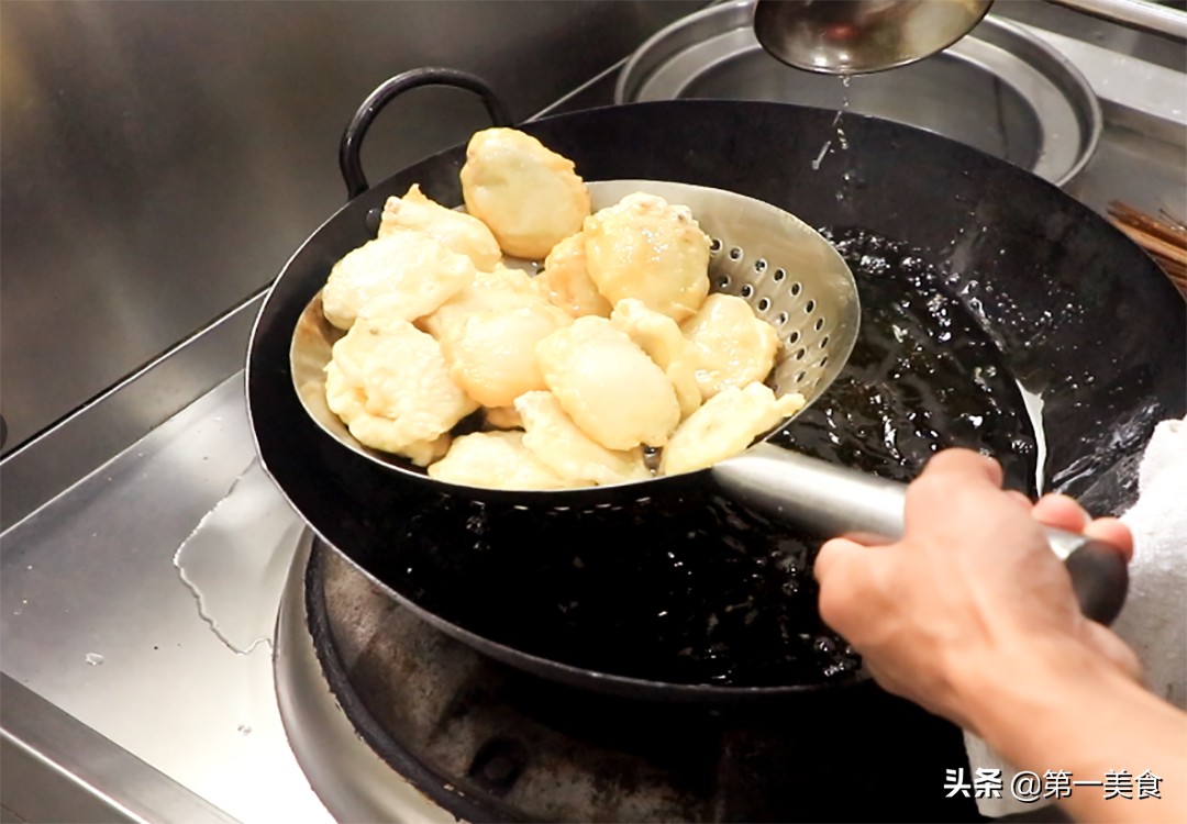 图片[9]-土豆新吃法 厨师长分享“椒盐土豆夹” 多做这一步 金黄焦香-起舞食谱网