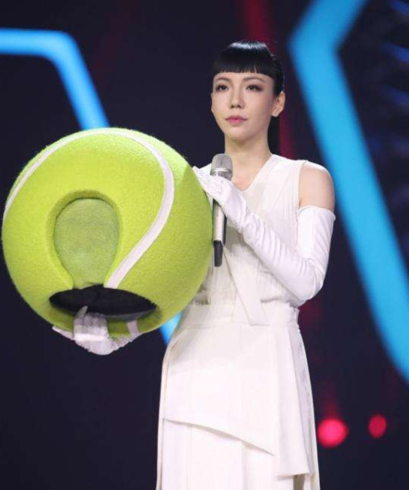 从纽约时代广场的顶流，沦落到小县城卖唱，吴