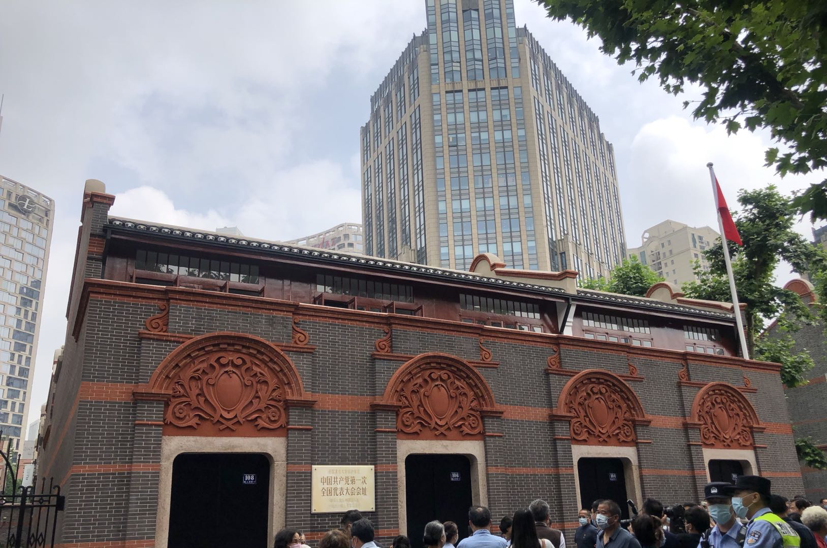 1921年7月23日,在上海市卢湾区兴业路一栋典型石库门式样的建筑中,10