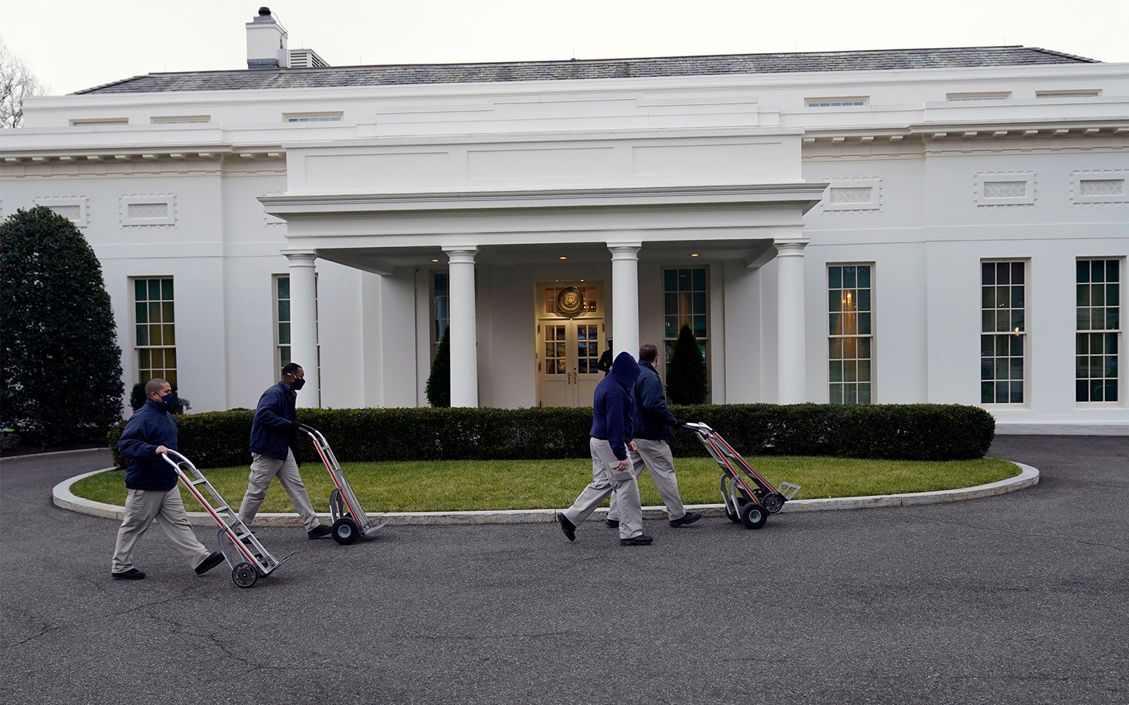 特朗普最後一次坐空軍一號專機，美國白宮一片混亂，開始搬家