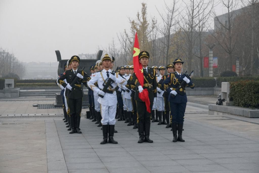 英国父子认为中国军队是杂牌军，来中国见证后，彻底被中国征服