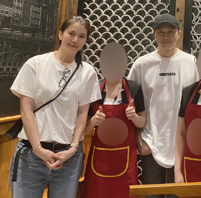 偶遇袁咏仪一家三口逛街，张智霖被赞亲民，魔童见镜头挥手打招呼