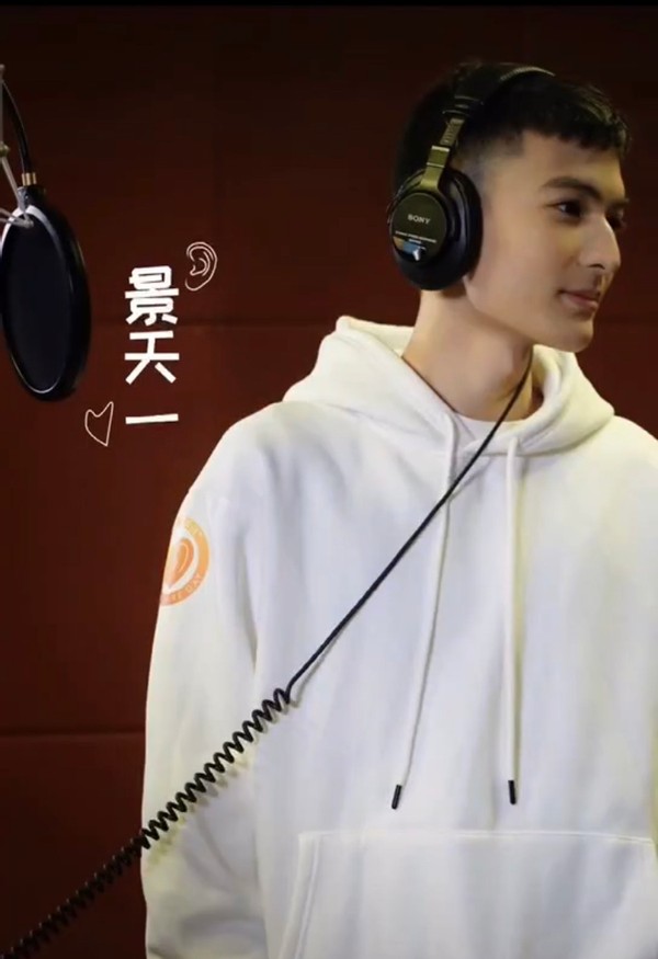 景岗山19岁儿子罕露面，五官过于精致立体，被赞是最帅星二代