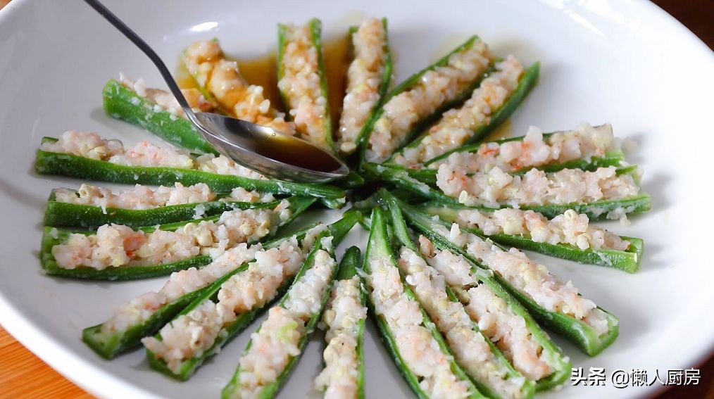 秋葵怎么做好吃？配上大虾这样蒸，吃起来又鲜又香，爽脆可口