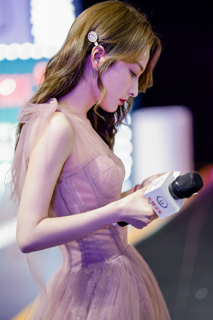 有种美叫37岁的吴昕，我们都成老阿姨，她穿纱裙