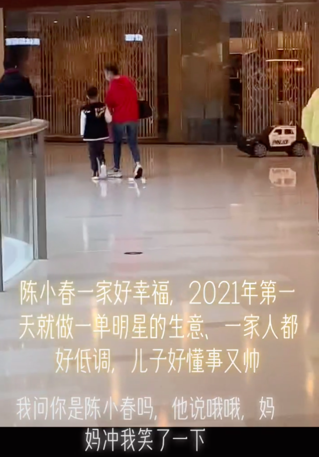 陳小春一家五口逛街，吃不完飯還打包好節儉，弟弟坐嬰兒車好乖