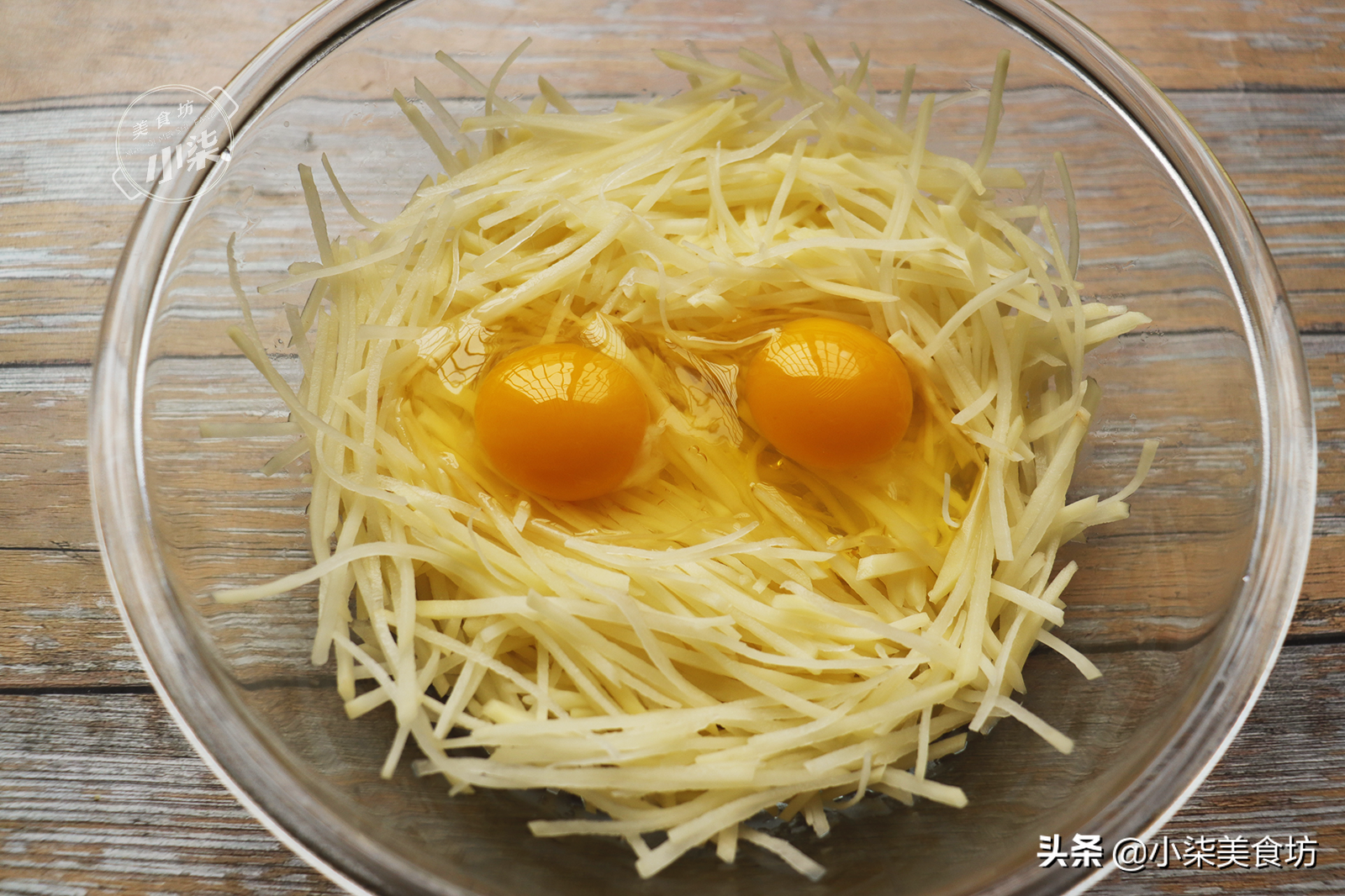 图片[4]-土豆丝别炒着吃了 打入2个鸡蛋 5分钟解决全家人早餐 太香了-起舞食谱网