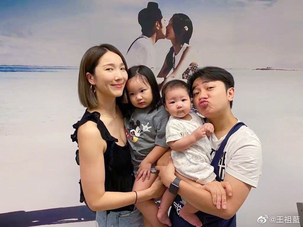 李亚男晒俩女儿互动，姐姐照顾妹妹超懂事，2岁天韵上学打扮精致