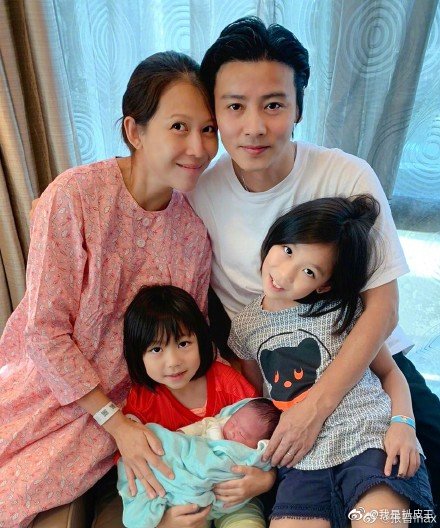 蔡少芬帶兒子逛公園，1歲魚蛋穿短袖滿場跑，孩子多卻不戴口罩