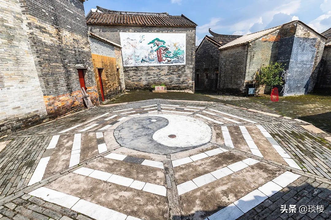 A mysterious "gossip village" actually uses house walls to make village walls, so thieves will get lost