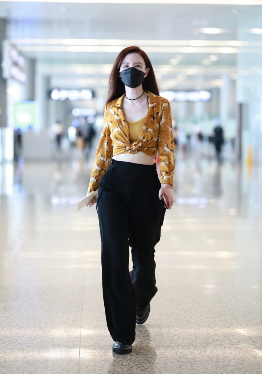 张萌真是会保养的姐姐，衣服勒的这么紧，却仍