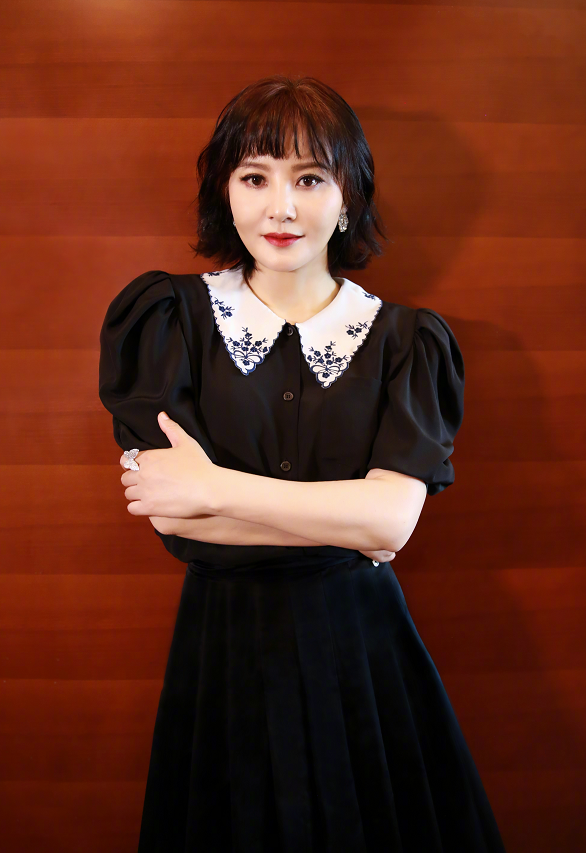 陶红的脸真是个谜，出道32年，但皮肤嫩的好似能