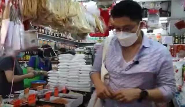 霍启刚抱6岁儿子看画展，父子互动超有爱，一个细节太接地气