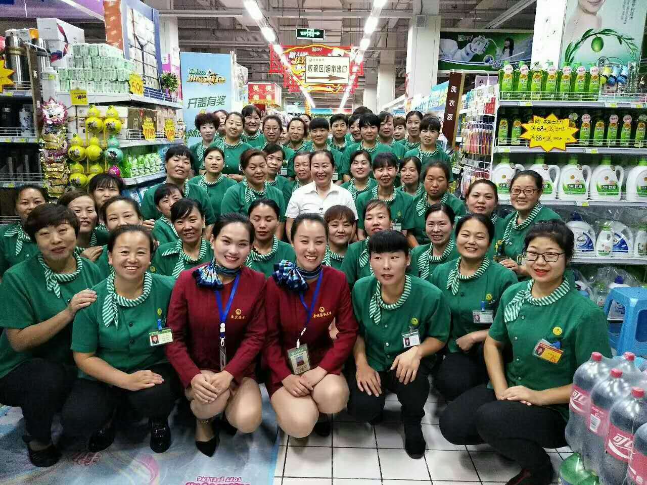 “商业鬼才”于东来：小学毕业农村娃，却从欠债30万到年入50亿？