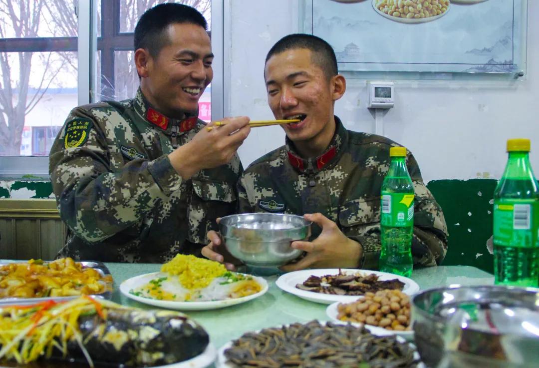 兵哥哥的“年夜饭”，看看哪个单位的伙食你最喜欢？