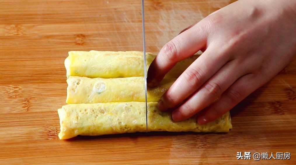 不需要揉面，不加面粉，这样做的韭菜鸡蛋卷，吃着特香