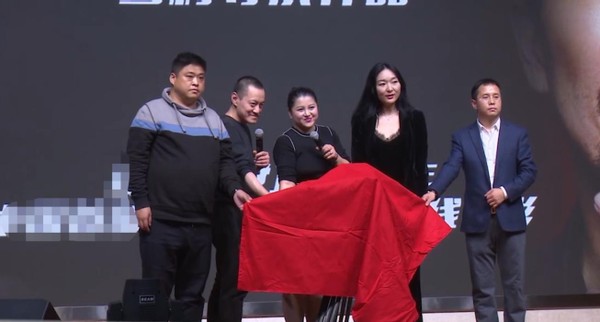 雪村老婆俞晴罕露面,身材臃腫長胖太多認不出,曾靠拍風月片出名 - 頭條匯