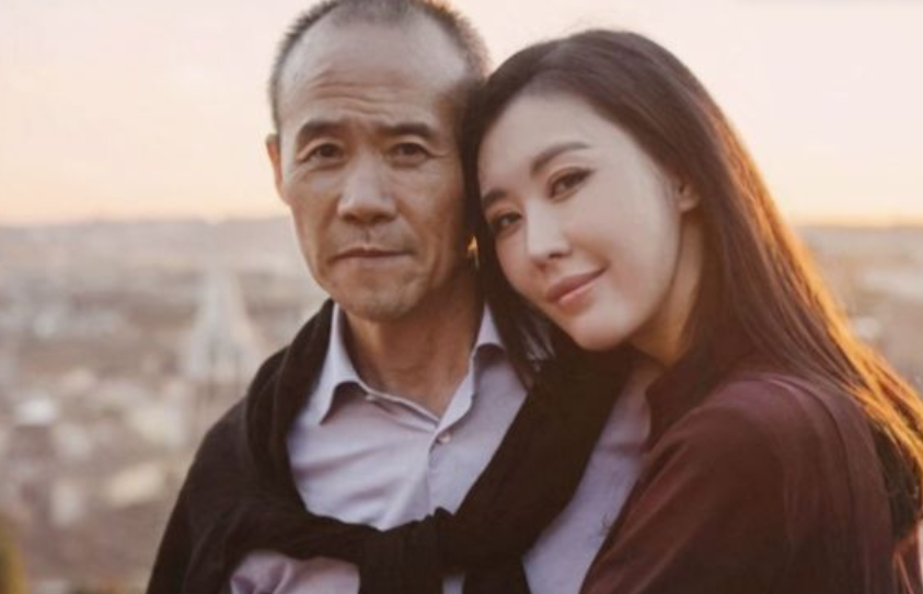 70岁王石身材消瘦撑不起衬衣！携田朴珺与友聚餐，娇妻保养似少女