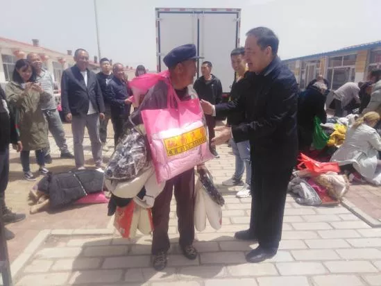 大同驰扬汽贸总经理赵振越携手大运汽车走进天镇平远堡村看望村老人