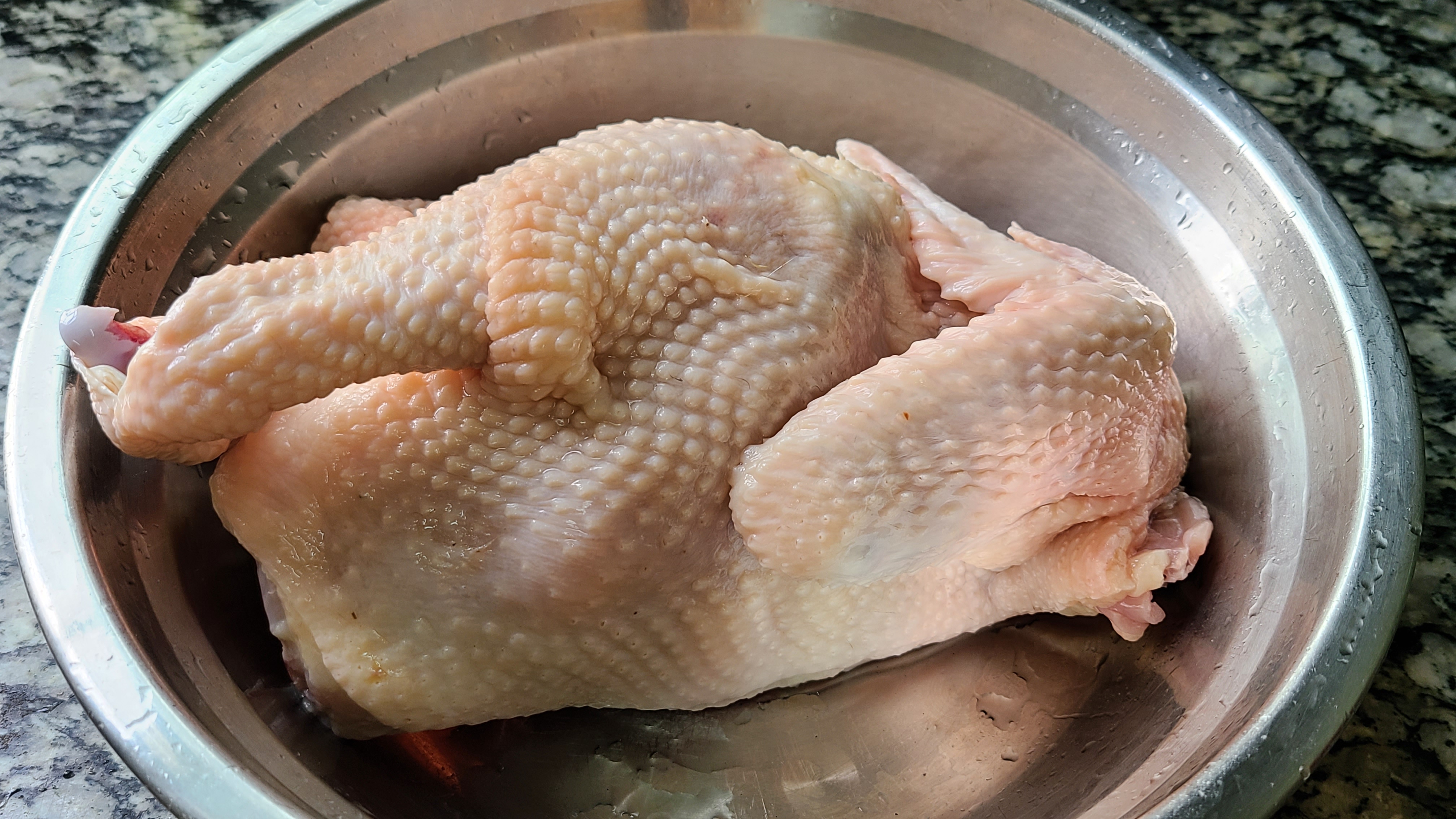 廣東電飯煲焗雞的做法，鮮香嫩滑又好吃，打開鍋蓋肚子都看餓了