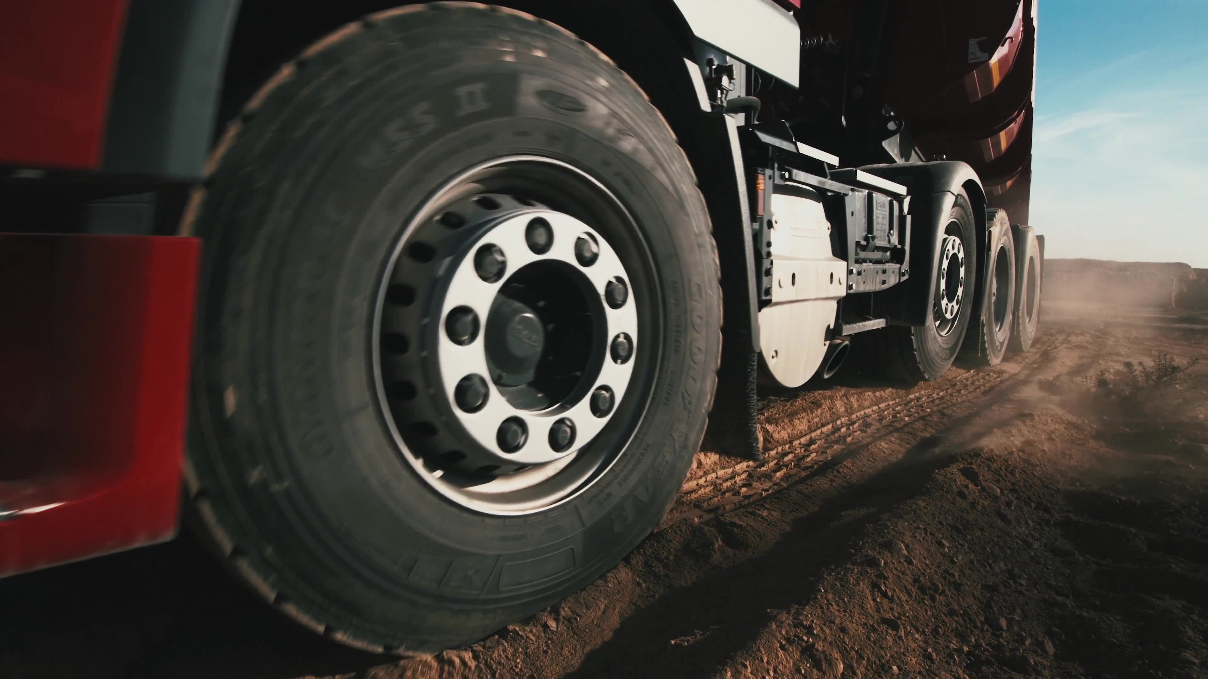 矿山卡车为何放弃柴油机驱动,偏爱上电驱动系统?除了省油还有啥