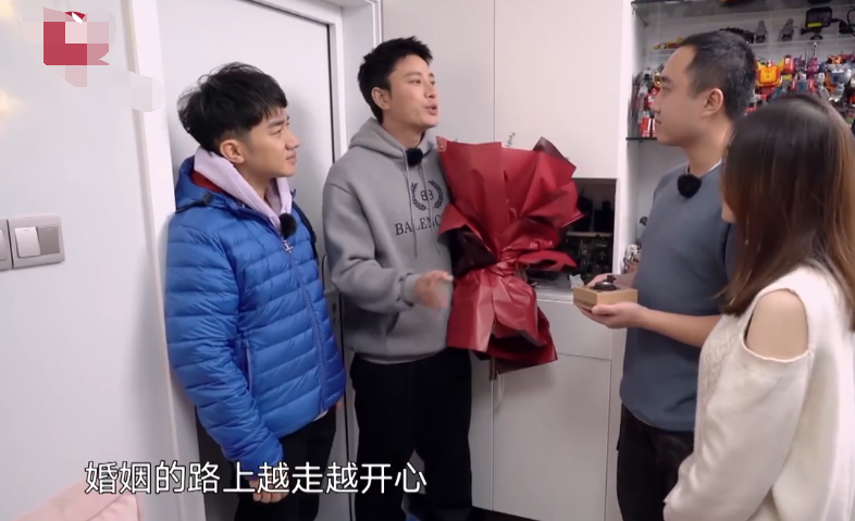 目睹别人求婚，贾乃亮悲喜交加掩面而泣，你值得拥有更好的幸福