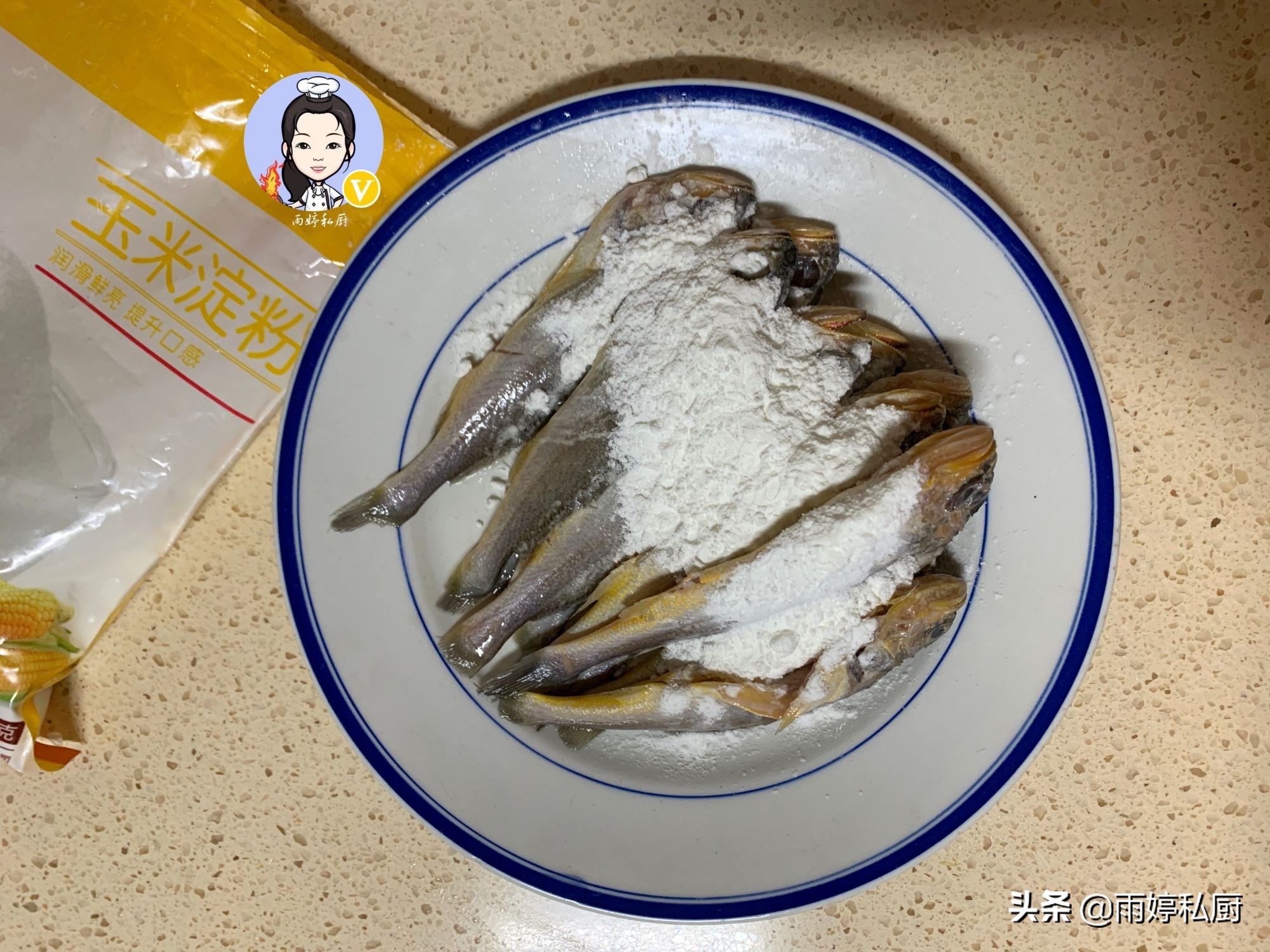 When frying fish, some people wrap it in flour, and some people put it directly into the frying pan to teach you the correct way. It is crispy and crispy.