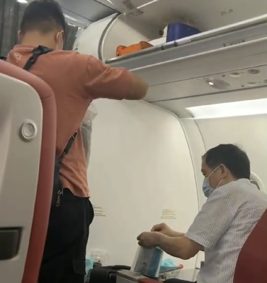 网传一男子在头等舱无故辱骂空姐“手脏”，被一名正义女乘客反怼，男子称要“调查”她？男子还尾随女乘客？