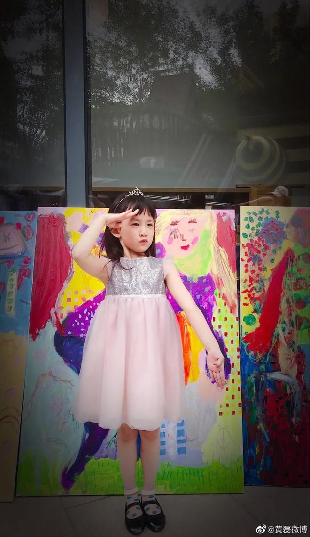 黄磊二女儿弹唱咏叹调，妹妹一本正经表演，表情严肃又好笑