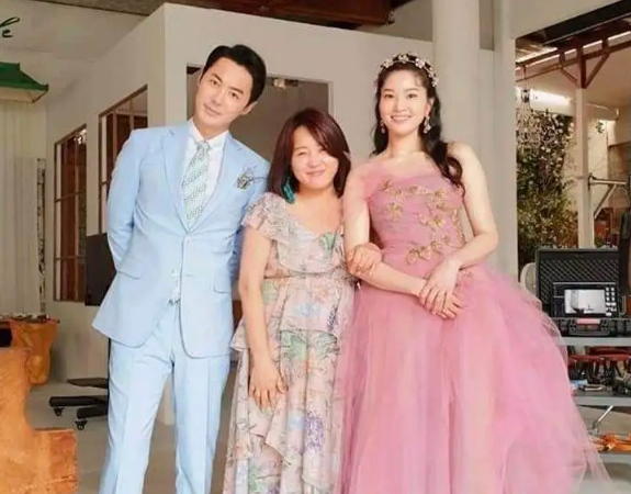 JUNJIN举办婚礼，组合成员摆Pose，新人挽手对视超幸福