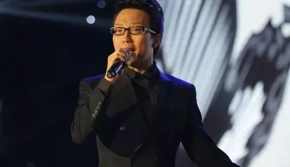 李玉刚终于舍得让妻子亮相,颜值自评,背景强
