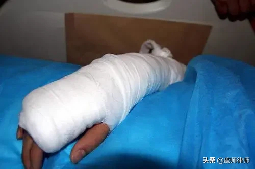 女子抱花盆健身被砸成8级伤残，向物业索赔33万