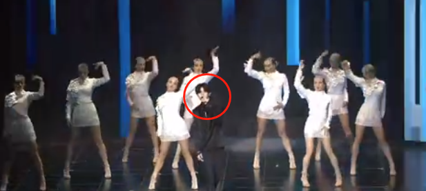 女伴舞穿超短裙还翘腿，粉丝屏住呼吸，蔡徐坤的救场堪称教科书