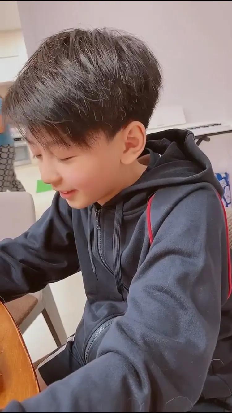 张柏芝晒二儿子视频，11岁小Q又变模样，奶萌帅气颜值不输小鲜肉