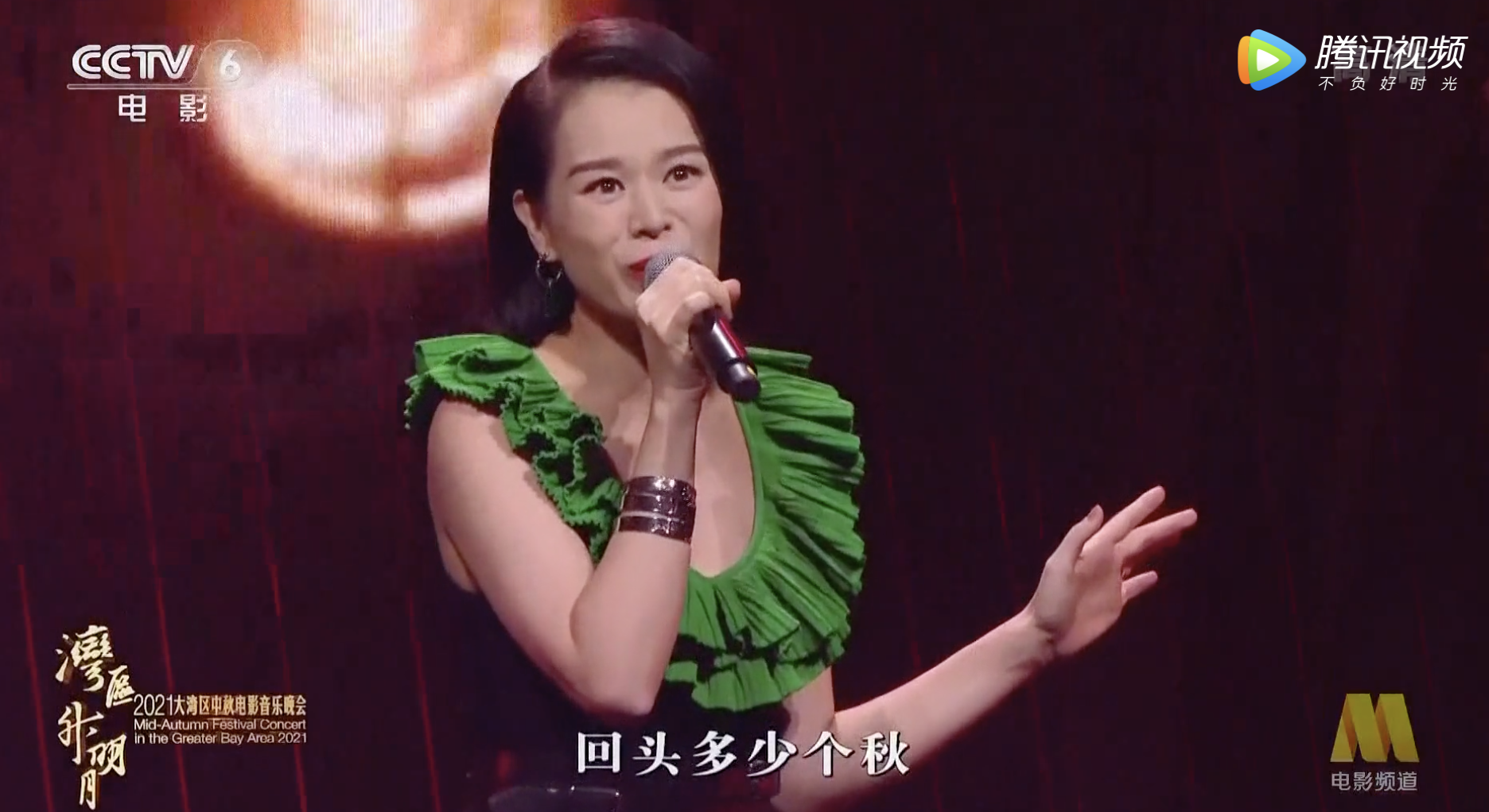 胡杏儿参加中秋晚会数月未回家，3个儿子看直播支持妈妈画面温馨