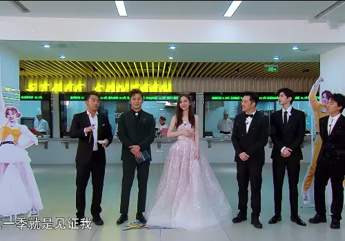 奔跑吧：全体成员合照，蔡徐坤跟baby太避嫌，拒