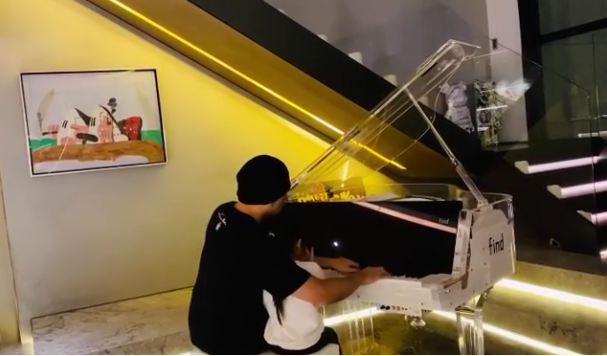 昆凌晒老公教女儿弹钢琴，周董打趣学费很贵，父女四手联弹超有爱