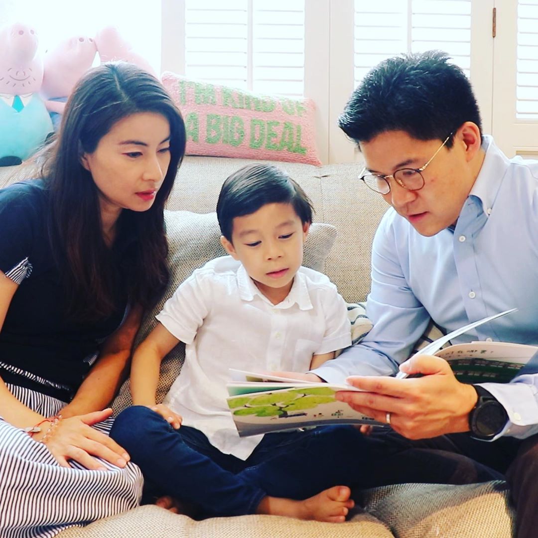 霍启刚郭晶晶甜蜜爱情上热搜，两人带儿子看书展，生活简单却幸福