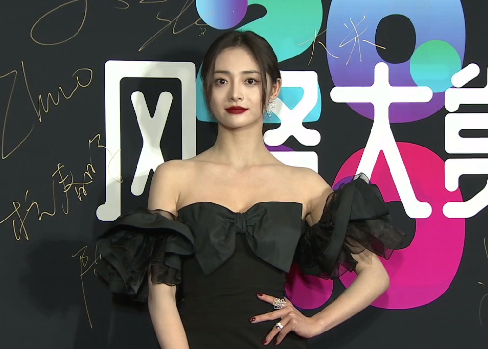 风格大赏明星穿搭：惠英红像鸡毛掸子，许佳琪