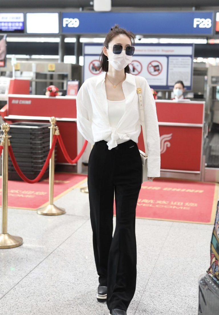 王丽坤真有一套，休闲装的都能“二八分”，但