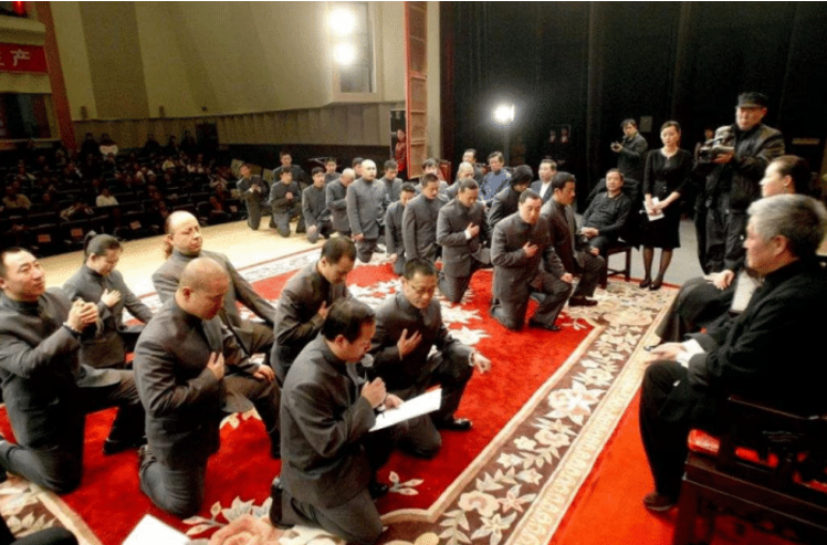 宋晓峰收徒仪式，全部行跪拜大礼，比师傅赵本