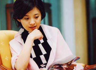 她是倪萍的接班人许戈辉，本前途一片光明，为