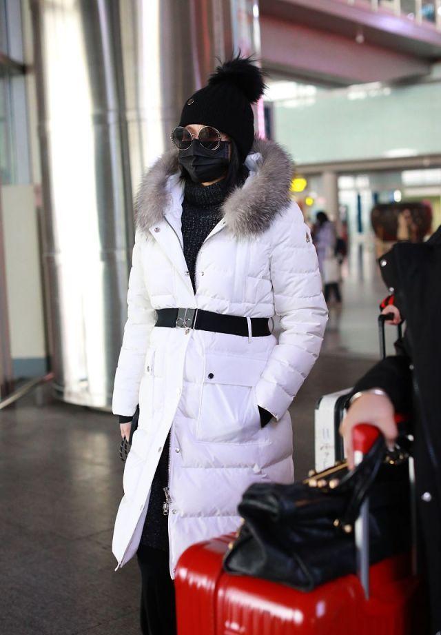 41岁胡杏儿挺7月孕肚现身！穿大袄扎腰带真多余，衬得肚子更大