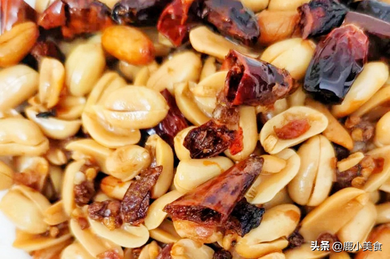 酒鬼花生如何做好吃？牢记“一泡二掰三冻”，香辣酥脆，好吃过瘾