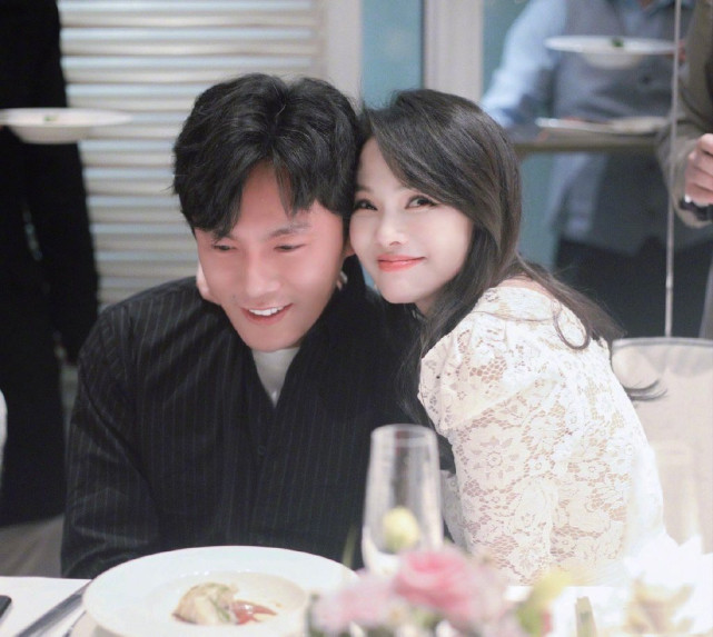 伊能静带女儿探班老公，秦昊陪娃疯玩显宠溺，米粒一字马秀小长腿