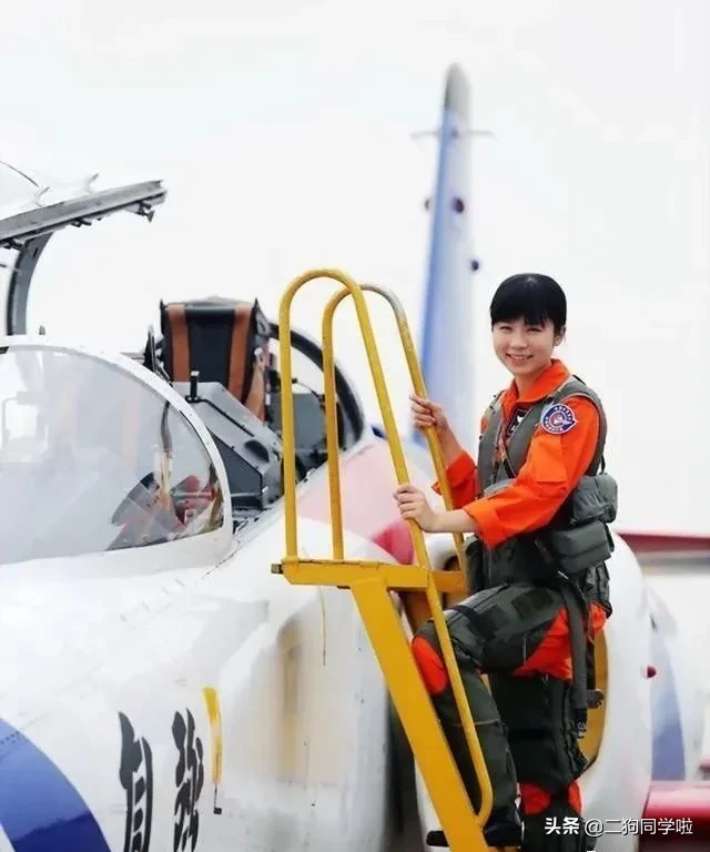 实拍台军女飞行员，与解放军女飞行员相比，谁