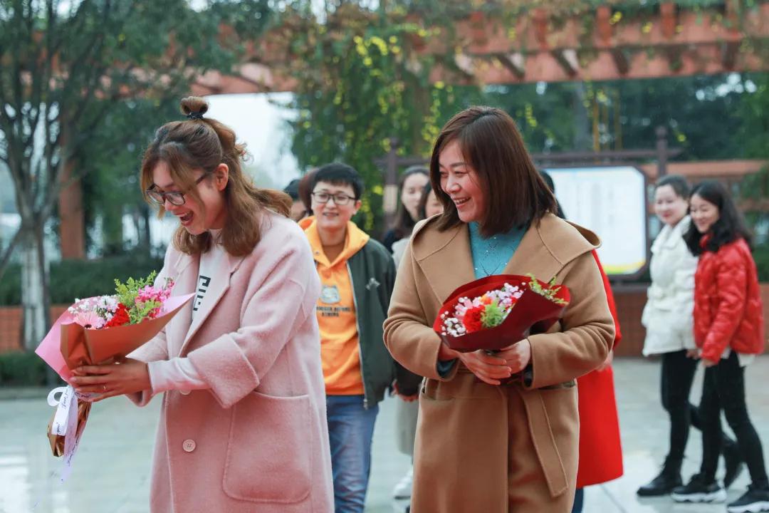 老师，您笑起来真好看——记双流区金桥小学“三八”妇女节活动