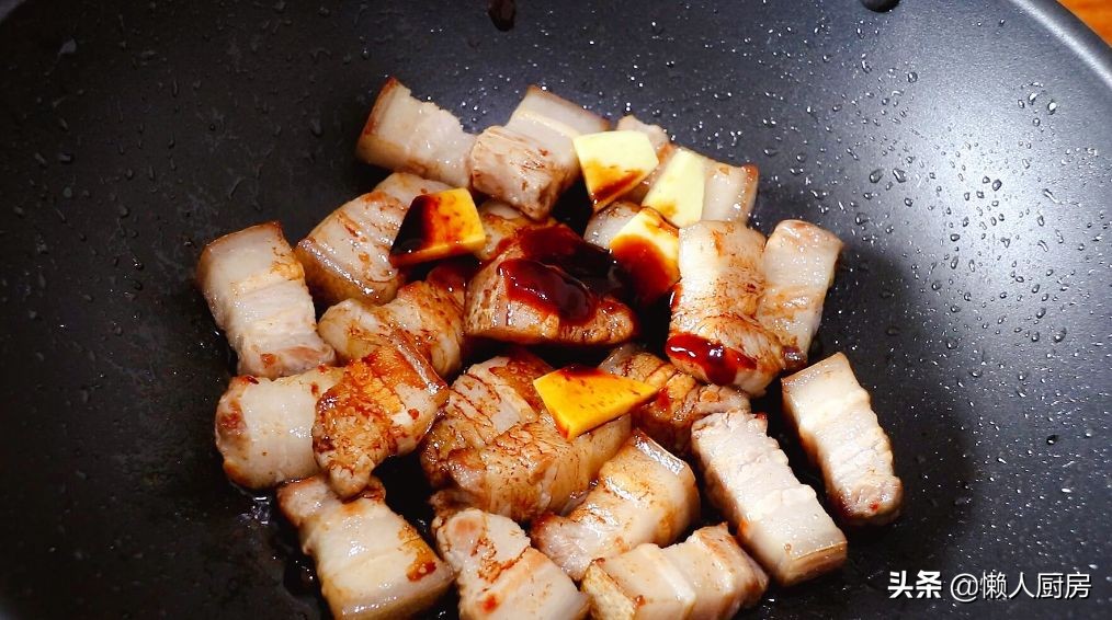 不用焯水，配上萝卜这样烧红烧肉，做红烧肉前多一步，肉不老不柴